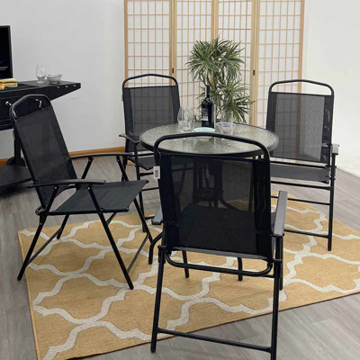 Silla de escritorio con mesa plegable y base de metal con acabado negro  mate fabricada en poliéster color negro Ken CLP